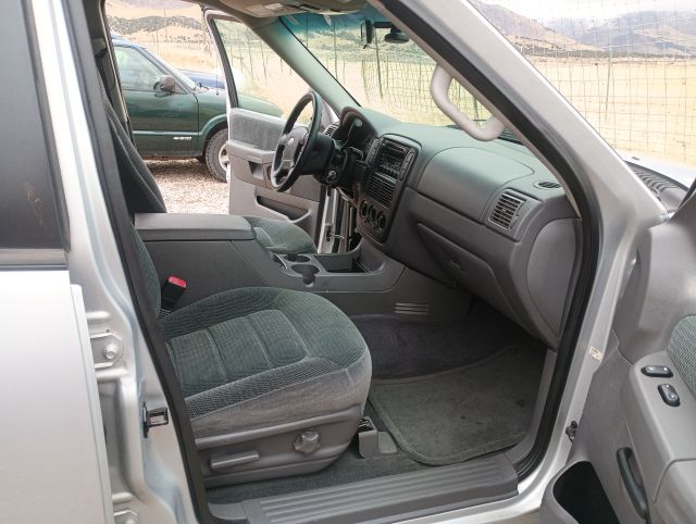 2002 EXPLORER XLT 4X4 (12).jpg